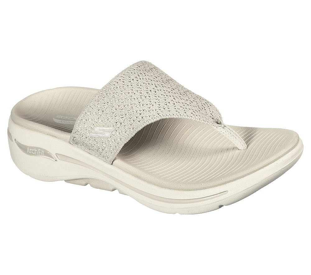 סקצ'רס. כפכפים בדוגמת קרושה 229 ש"ח | צילום: יח"צ