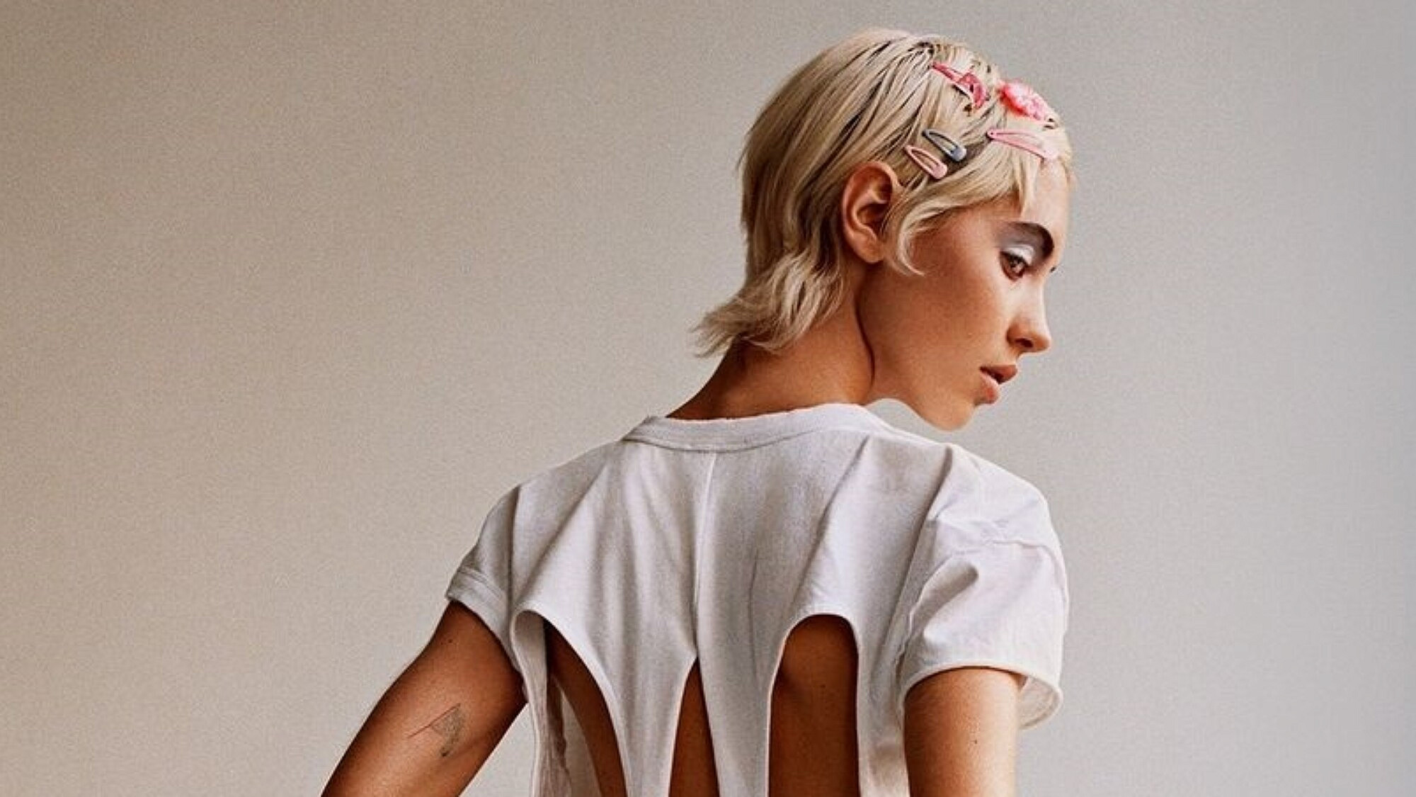 טי שירט לבנה | צילום: אינסטגרם zara@