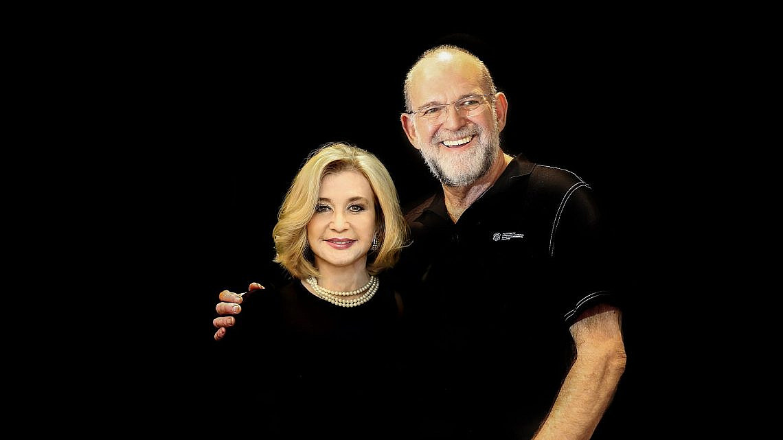 אלי כהן והלקוחה המרוצה סנדרה שדה | צילום: עופר עברי