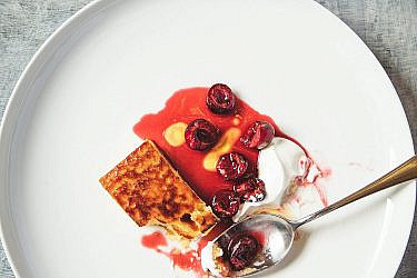עוגת מרציפן ודובדנים של שפים גדי בור ויונתן דנון, מסעדת נומי | צילום: שני בריל