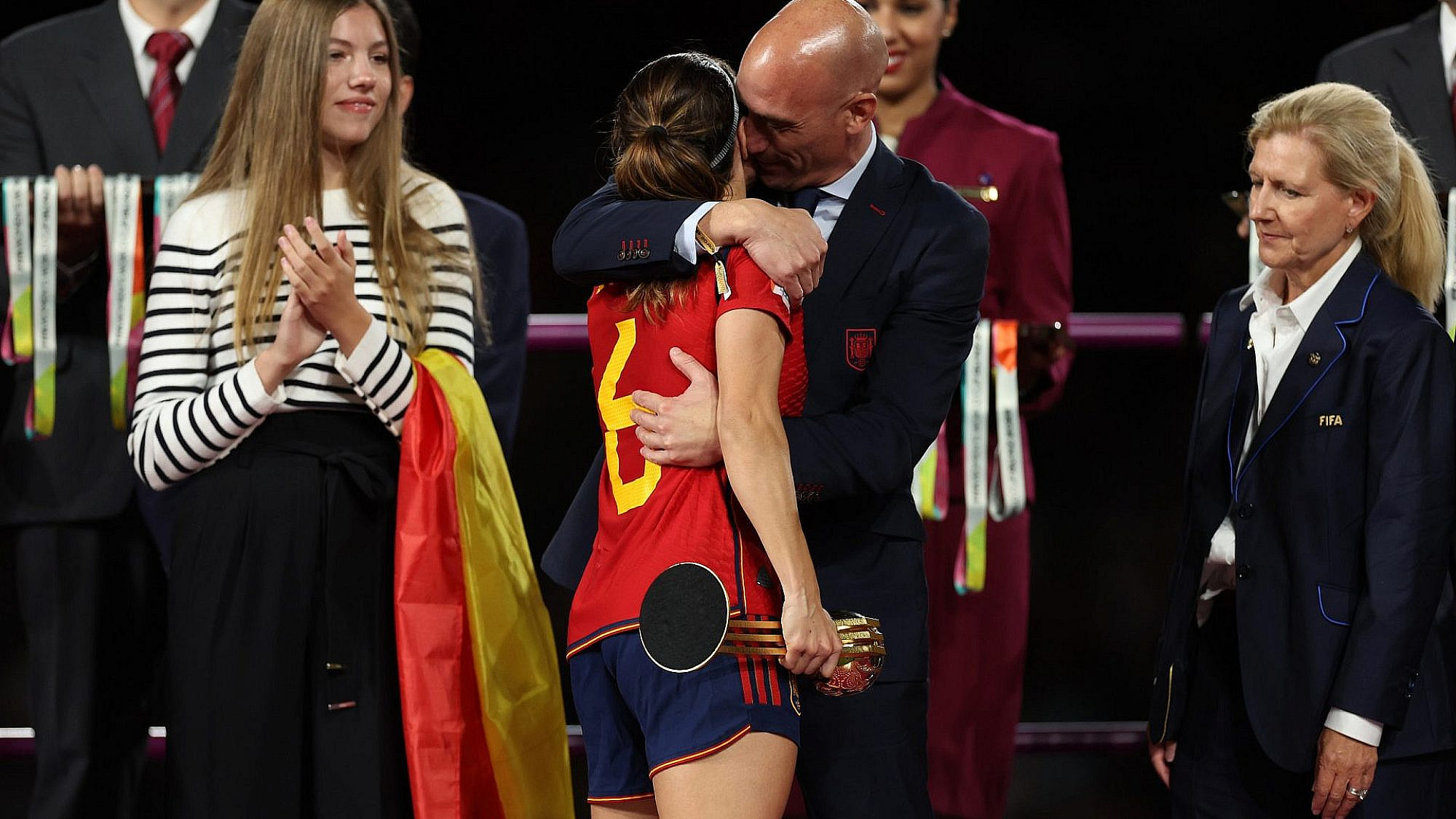 איכס. נשיא ההתאחדות הספרדית לואיס רוביאלס מנשק בפה בכוח את כוכבת הנבחרת ג'ניפר הרמוסו | צילום: Gettyimages