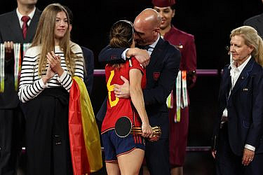 איכס. נשיא ההתאחדות הספרדית לואיס רוביאלס מנשק בפה בכוח את כוכבת הנבחרת ג'ניפר הרמוסו | צילום: Gettyimages