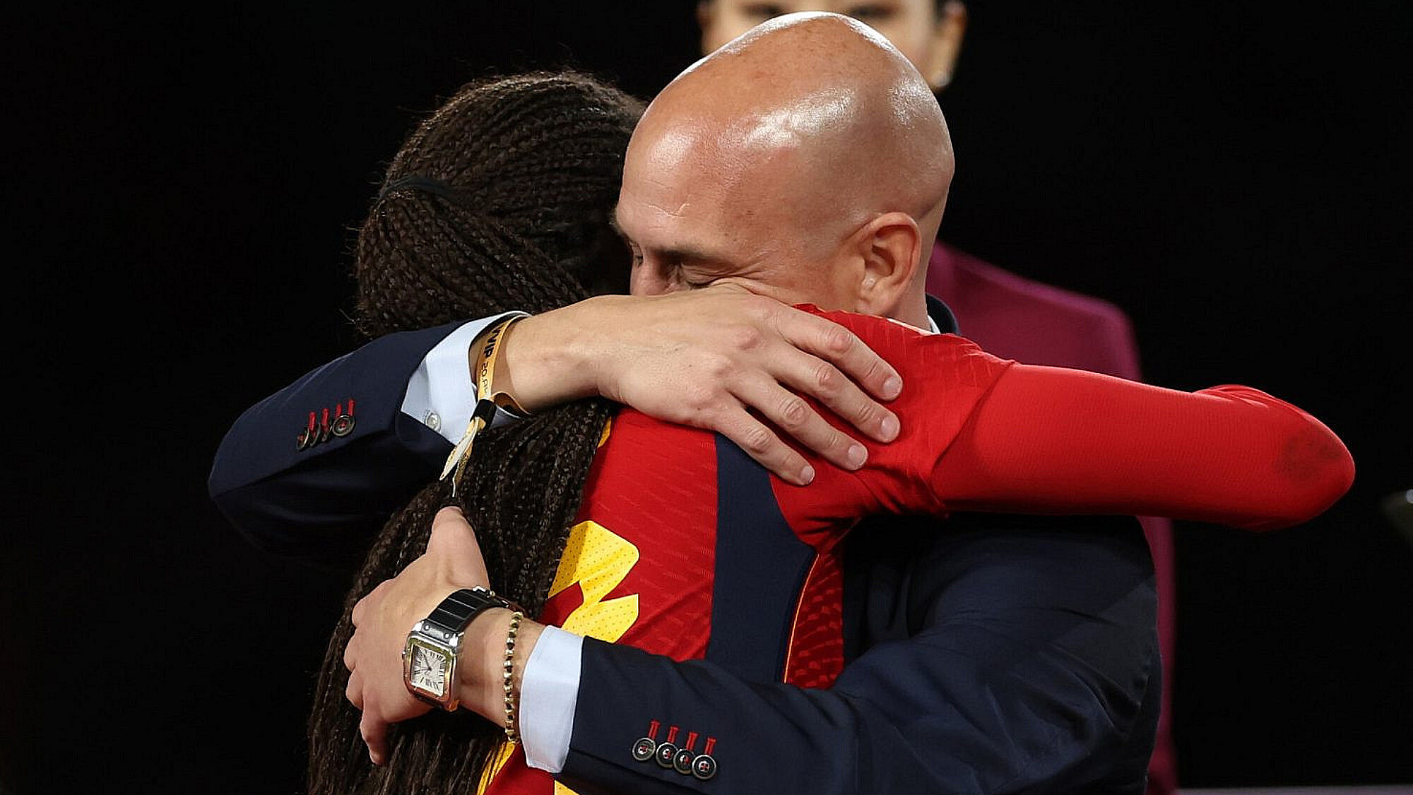 נשיא ההתאחדות הספרדית לואיס רוביאלס מחבק ומנשק בפה בכוח את כוכבת הנבחרת ג'ני הרמוסו | צילום: Gettyimages