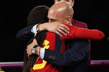 נשיא ההתאחדות הספרדית לואיס רוביאלס מחבק ומנשק בפה בכוח את כוכבת הנבחרת ג'ני הרמוסו | צילום: Gettyimages