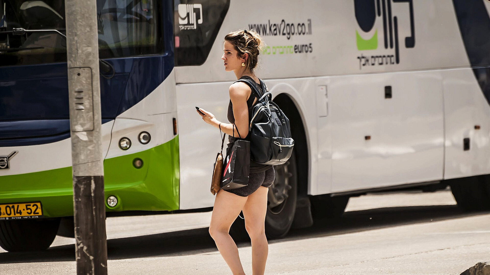 אישה ישראלית לבושה לבוש הולם לחלוטין לקיץ | צילום: shutterstock