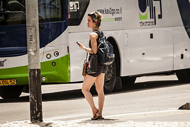 אישה ישראלית לבושה לבוש הולם לחלוטין לקיץ | צילום: shutterstock
