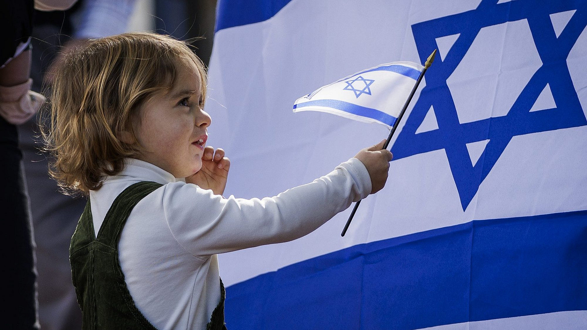 מחשבות של אימא. ילד בעצרת הזדהות עם ישראל בוושינגטון, 8 באוקטובר 2023 | צילום: Samuel Corum/Getty Images