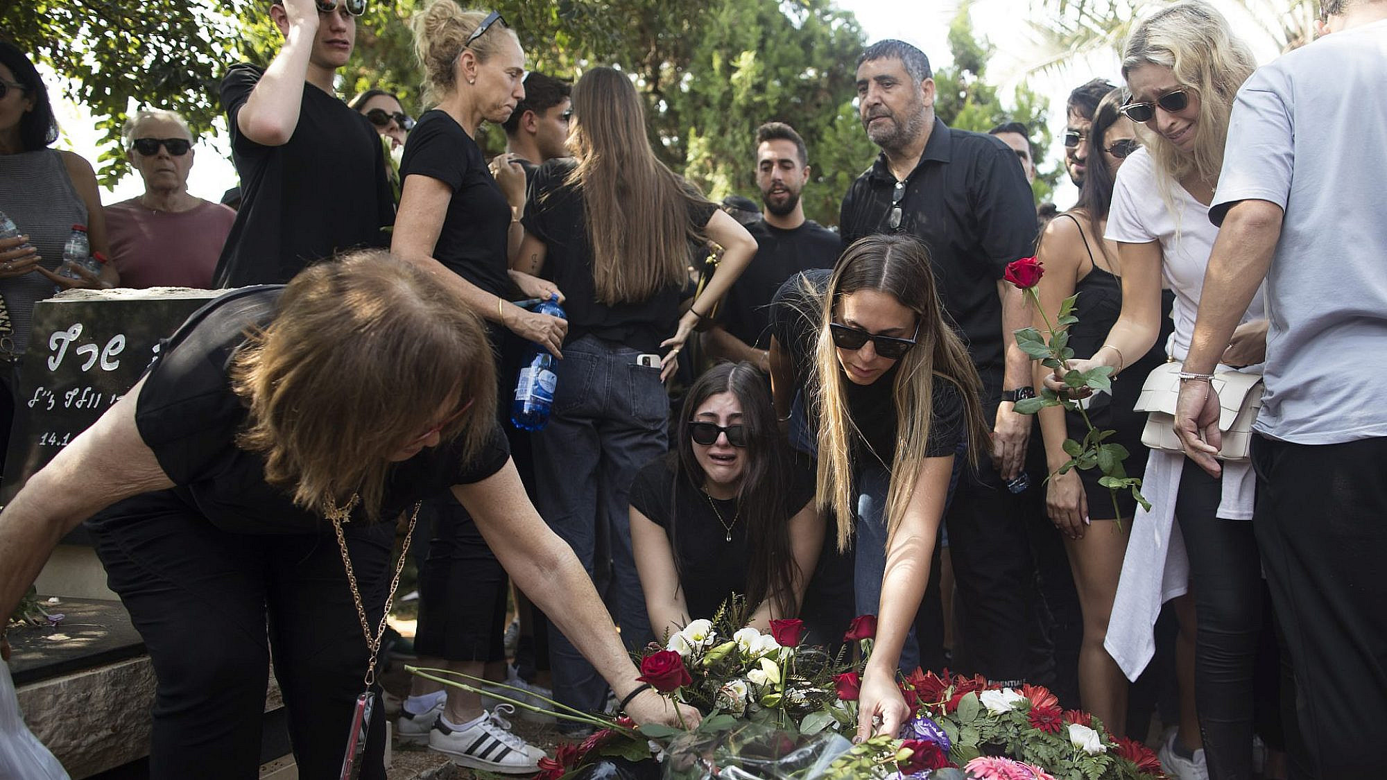 כל כך הרבה משפחות שכולות.הלווייתה של מאי נעים בת ה-24 בנרצחה במסיבה ברעים | צילום: Amir Levy/Getty Images
