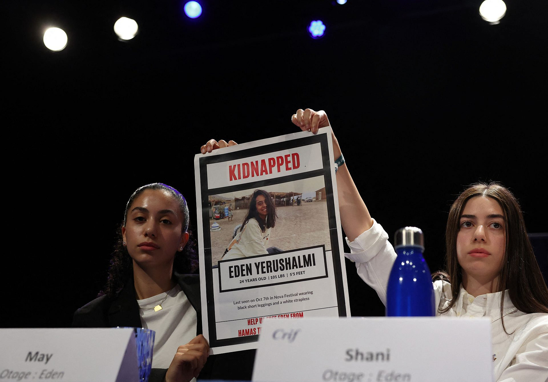 אחיותיה של עדן ירושלמי שנחטפה מפסטיבל נובה קוראות לשחרורה שבי חמאס בעזה | צילום: EMMANUEL DUNAND/AFP via Getty Images
