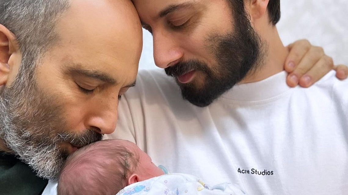 אור בחשכה. רן דנקר ואיתי וייזר עם בתם התינוקת שנולדה לתוך המלחמה | צילום: אינסטגרם randankerhilel@ אור בחשכה. רן דנקר ואיתי וייזר עם בתם התינוקת שנולדה לתוך המלחמה | צילום: אינסטגרם randankerhilel@
