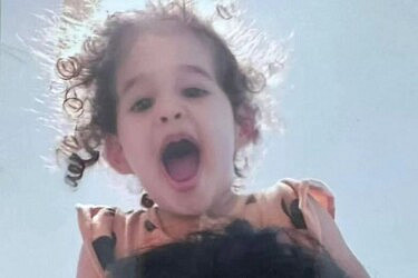 אביגיל בת ה-4 שנחטפה לעזה, מצולמת עם אמה סמדר עידן ז"ל שנרצחה בשבעה באוקטובר | צילום: שימוש לפי סעיף 27א' רשתות חברתיות