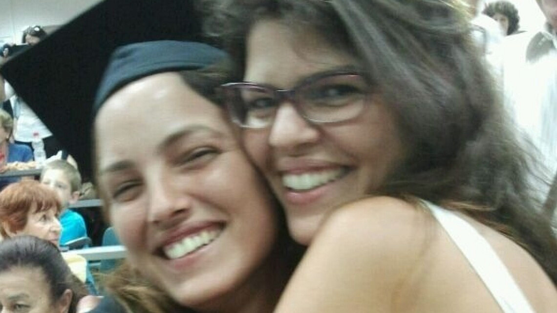 שירה ואחותה עמית סוסנה | צילום: באדיבות המשפחה
