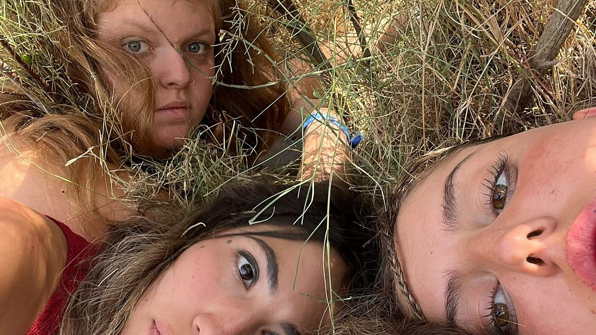 נעמה איתן וחברותיה, שורדות הטבח במסיבה ברעים | צילום: באדיבות המצולמת