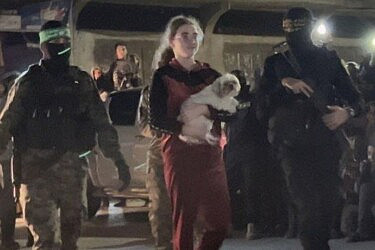 מיאה ליימברג בעת שחרורה מהשבי עם כלבתה משבי חמאס | צילום: רשתות חברתיות, סעיף 27א לחוק זכויות יוצרים