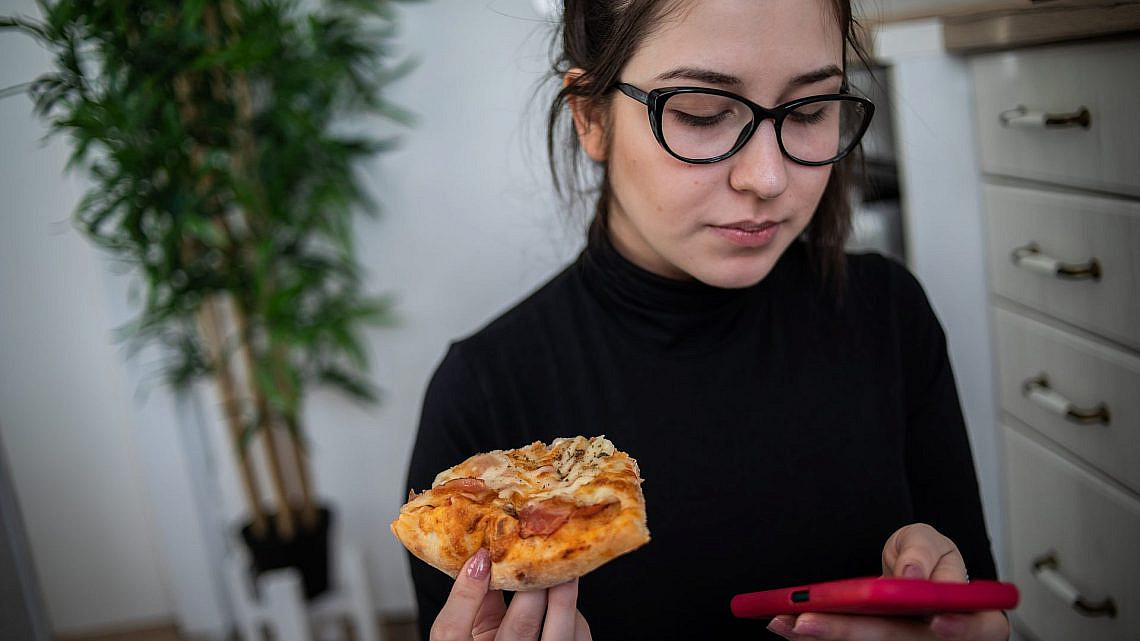 אכילה רגשית בזמן המלחמה | צילום: GettyImages