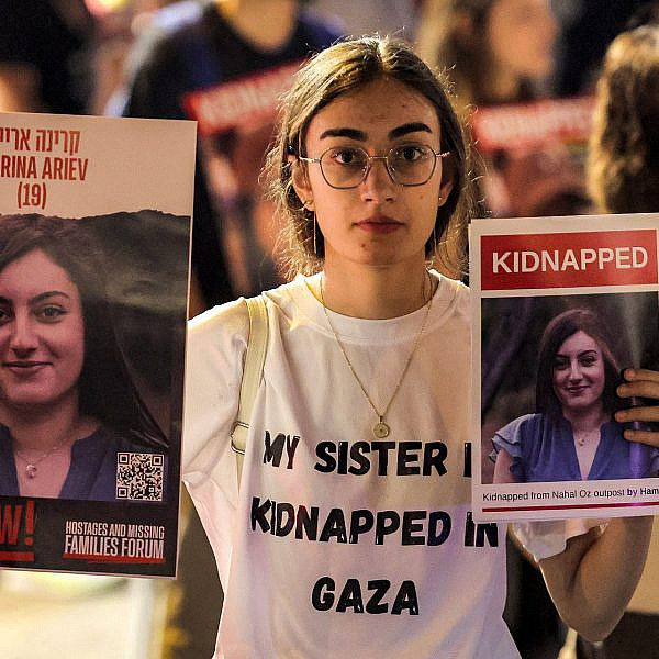 עדיין מחכות שיצילו אותן. אחותה של קרינה ארייב שנחטפה לעזה בכיכר החטופים בתל אביב | צילום: AHMAD GHARABLI/AFP via Getty Images