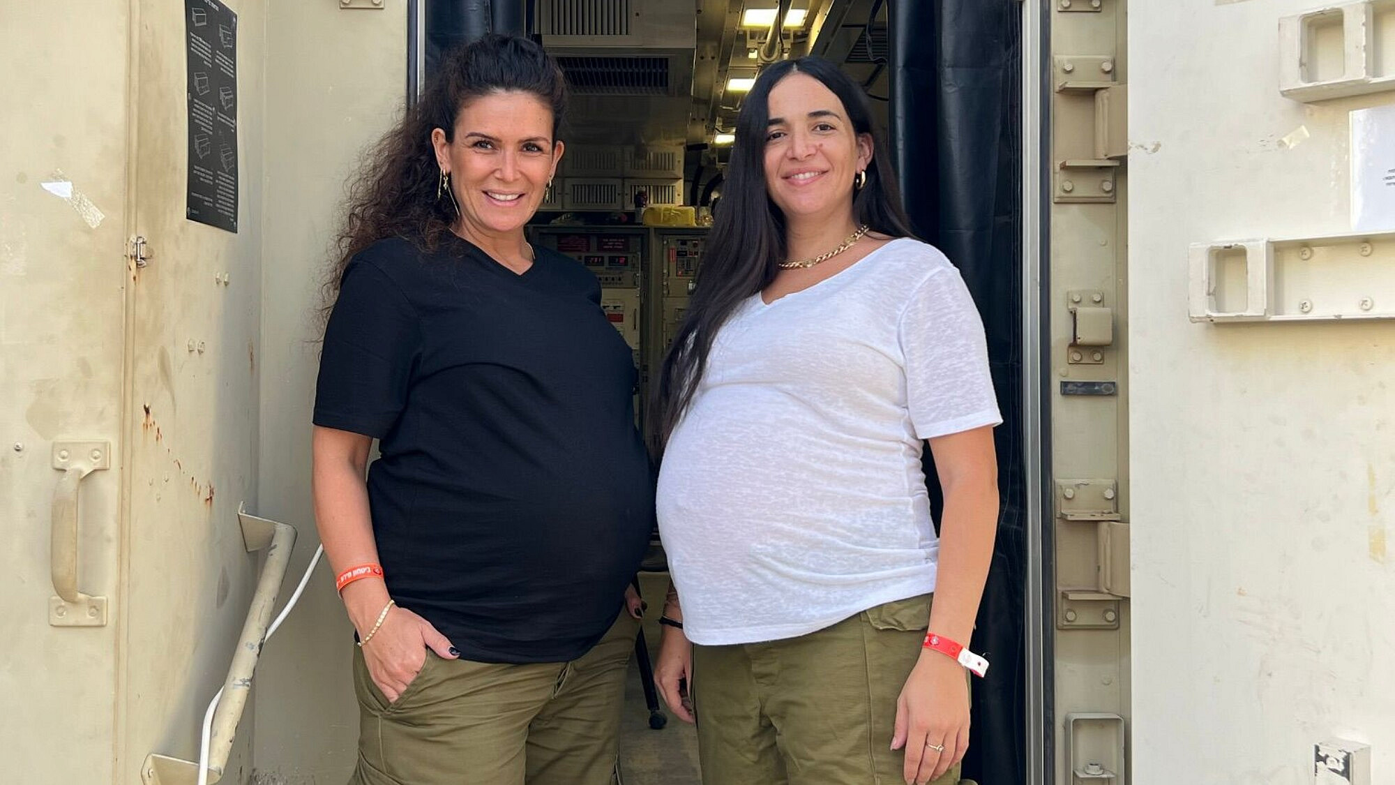 נוי מימין, מצדה משמאל. בחודש תשיעי ומשרתות במילואים | צילום: באדיבות דובר צה"ל