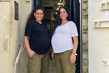 נוי מימין, מצדה משמאל. בחודש תשיעי ומשרתות במילואים | צילום: באדיבות דובר צה"ל