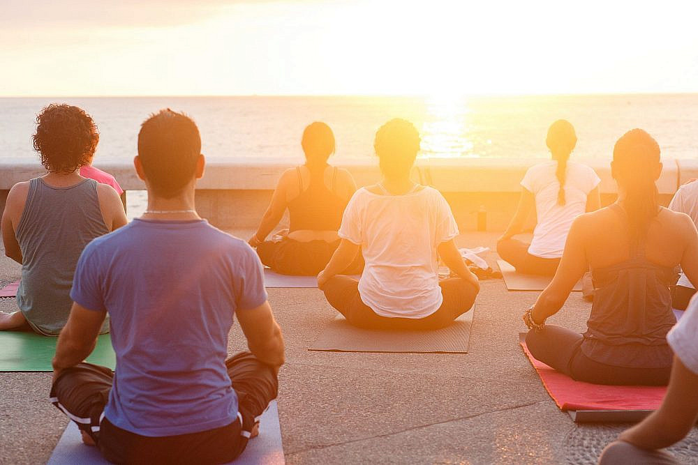 יוגה היא למשל פעילות ספורטיבית שגם מרגיעה | צילום: Shutterstock