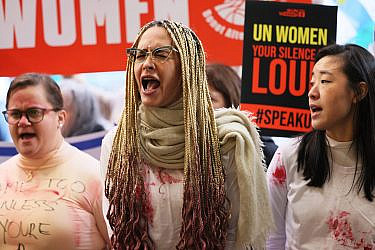 הפגנה נגד שתיקת ארגון הנשים של האו"ם בניו יורק, 27.11.23 | צילום: Michael M. Santiago/Getty Images