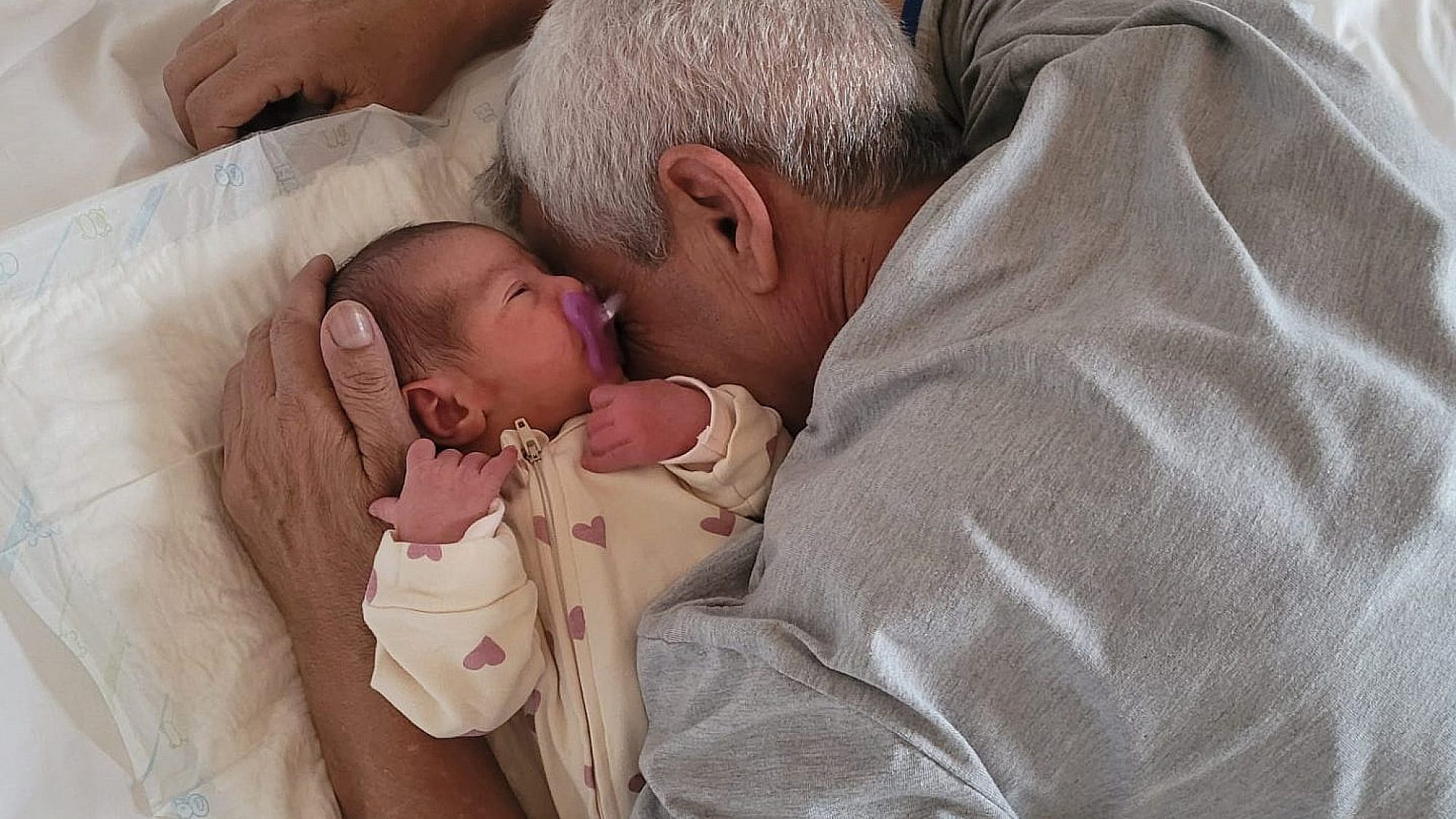 סבא יחי בפגישה הראשונה עם דור שנולדה לבנו דולב אביה של דור שנמצא בשבי החמאס | צילום: באדיבות המשפחה