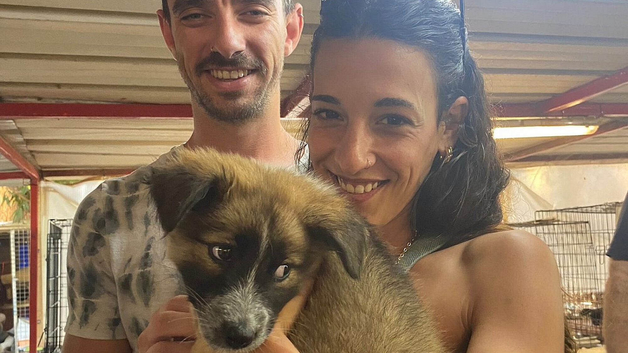 ארבל יהוד ובן זוגה אריאל קוניו, עם כלבתם שנורתה למוות על ידי החמאס | צילום: באדיבות המשפחה ארבל יהוד ובן זוגה אריאל קוניו, עם כלבתם שנורתה למוות על ידי החמאס | צילום: באדיבות המשפחה