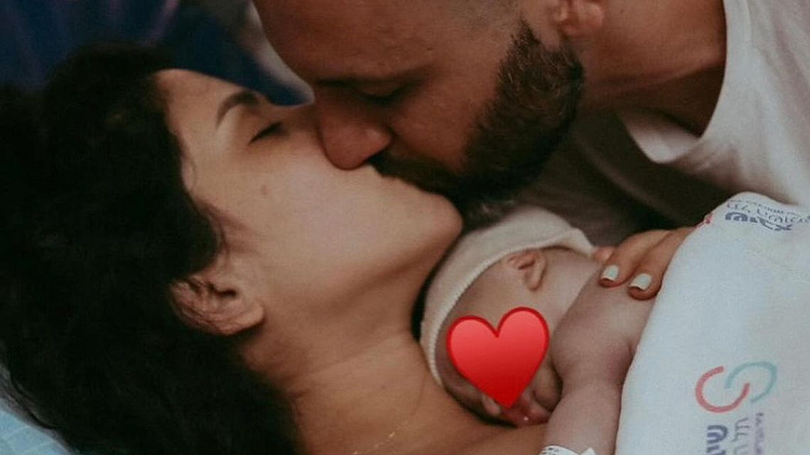 מאי שכטר ומשה יחזקאל לאחר הולדת בנם הבכור | צילום: שני מתוק shanimatok@ מאי שכטר ומשה יחזקאל לאחר הולדת בנם הבכור | צילום: שני מתוק shanimatok@