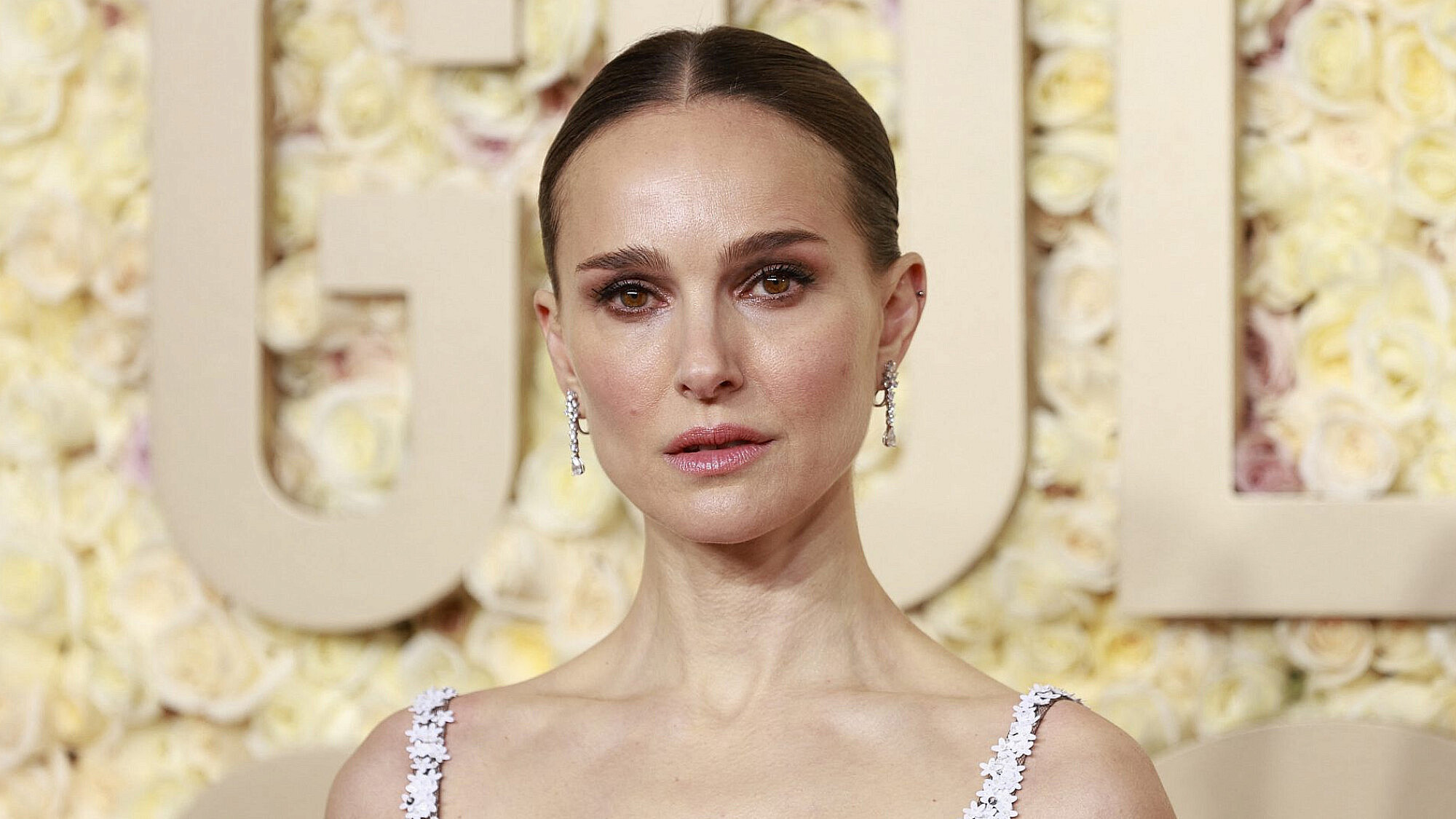 כמו שלא ראינו אותה מעולם. נטלי פורטמן בגלובוס הזהב ה-81 | צילום: MICHAEL TRAN/AFP via Getty Images כמו שלא ראינו אותה מעולם. נטלי פורטמן בגלובוס הזהב ה-81 | צילום: MICHAEL TRAN/AFP via Getty Images