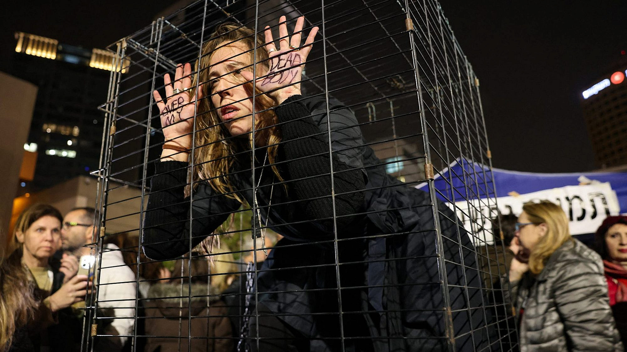 מציינים 100 יום למלחמה בעצרת הגדולה בתל אביב, 13.1.24 | צילום: AHMAD GHARABLI/AFP via Getty Images