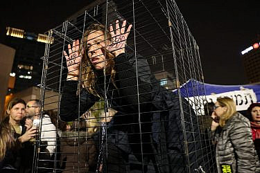 מציינים 100 יום למלחמה בעצרת הגדולה בתל אביב, 13.1.24 | צילום: AHMAD GHARABLI/AFP via Getty Images