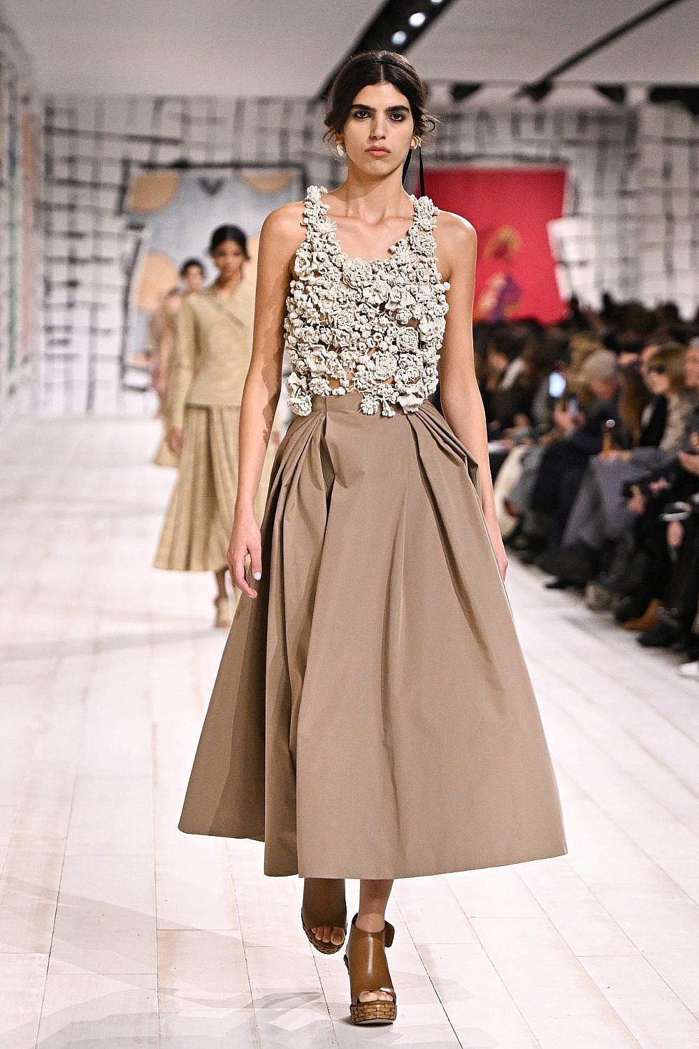 סאן מזרחי בתצוגה של דיור בשבוע הקוטור אביב-קיץ 2024 בפריז | צילום: Stephane Cardinale &#8211; Corbis/Corbis via Getty Images