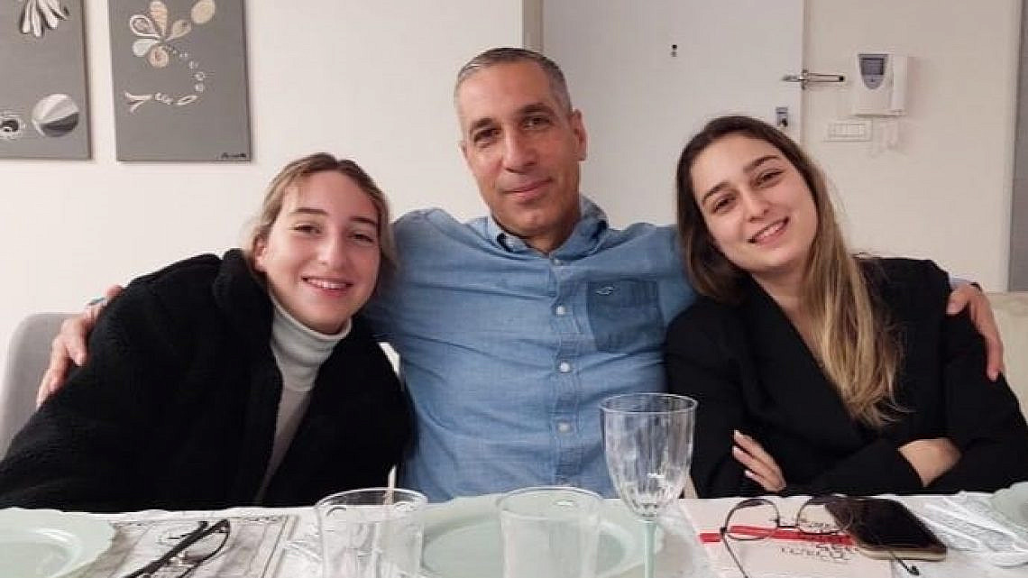 ילדות של אבא. החטוף רון בנימין עם בנותיו | צילום: באדיבות המשפחה ילדות של אבא. החטוף רון בנימין עם בנותיו | צילום: באדיבות המשפחה
