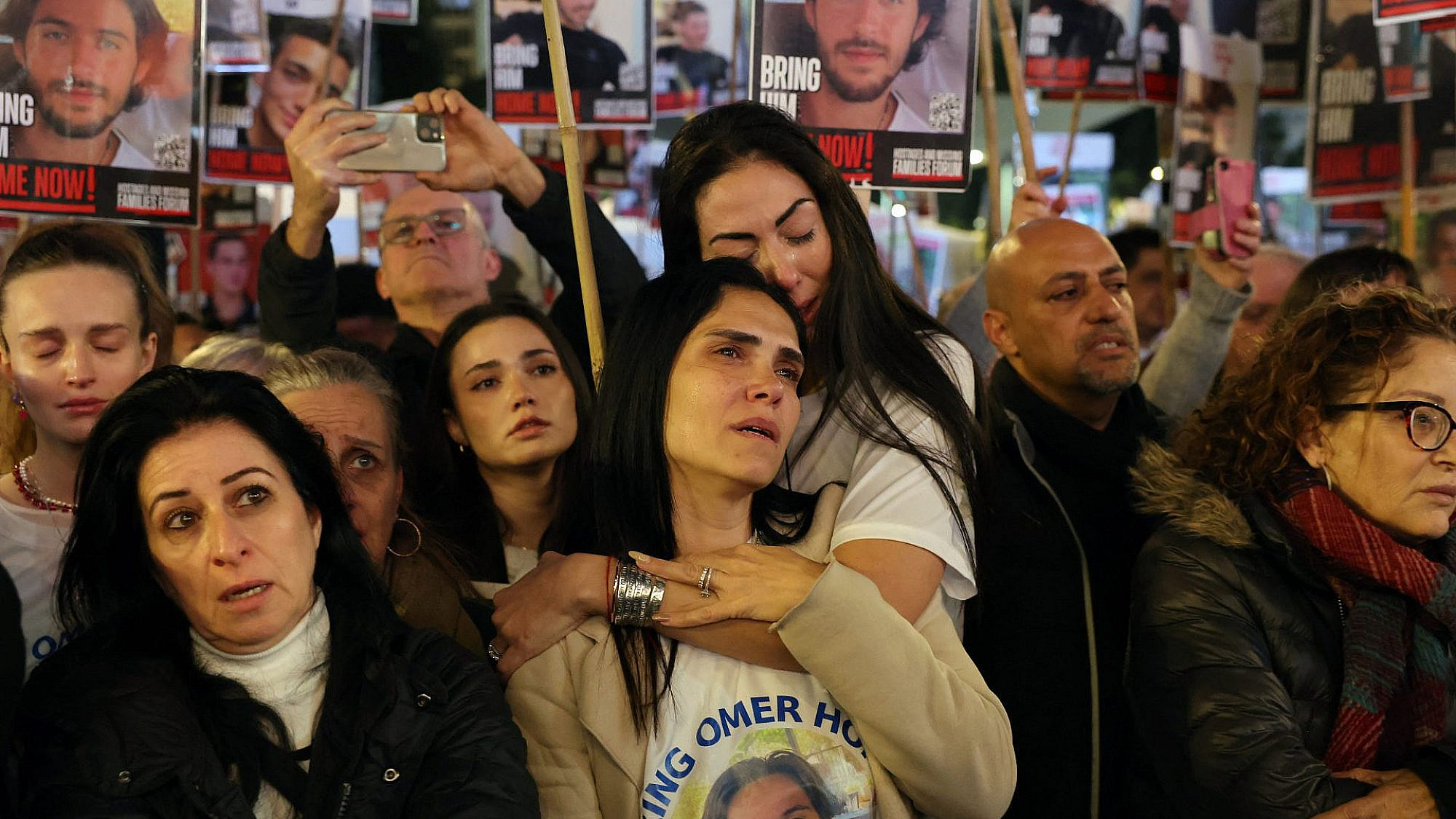 יום המשפחה? בחייאת. דמעות ומשפחות קרועות בכיכר החטופים בתל אביב | צילום: AHMAD GHARABLI/AFP via Getty Image