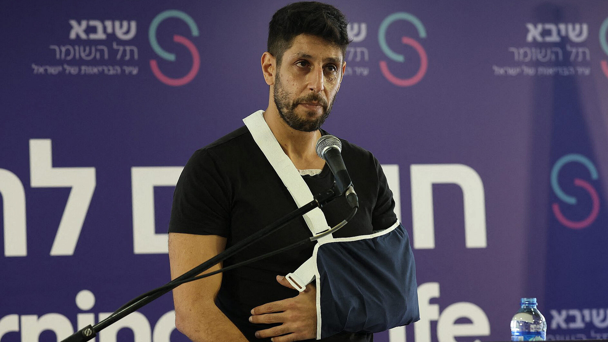 עידן עמדי עם שחרורו הביתה מבית החולים שיבא | צילום: GIL COHEN-MAGEN/AFP via Getty Images