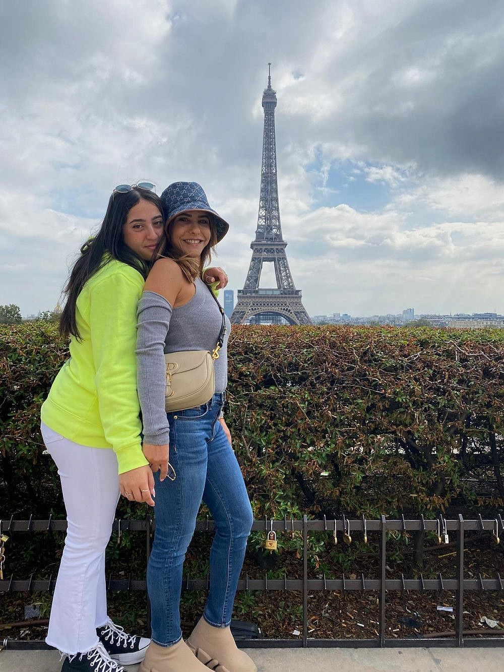 כשהן ידעו ימים יפים יותר. לירי אלבג ואימה שירה | צילום: באדיבות המשפחה