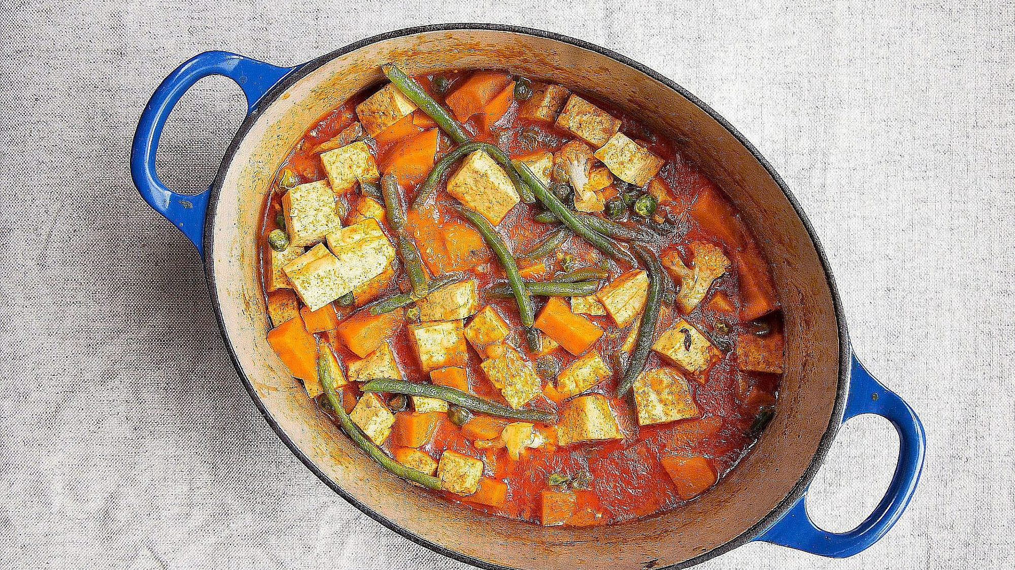 ירקות וטופו בקארי אדום | צילום: שרית גופן, סטיילינג: אינה גוטמן ירקות וטופו בקארי אדום | צילום: שרית גופן, סטיילינג: אינה גוטמן