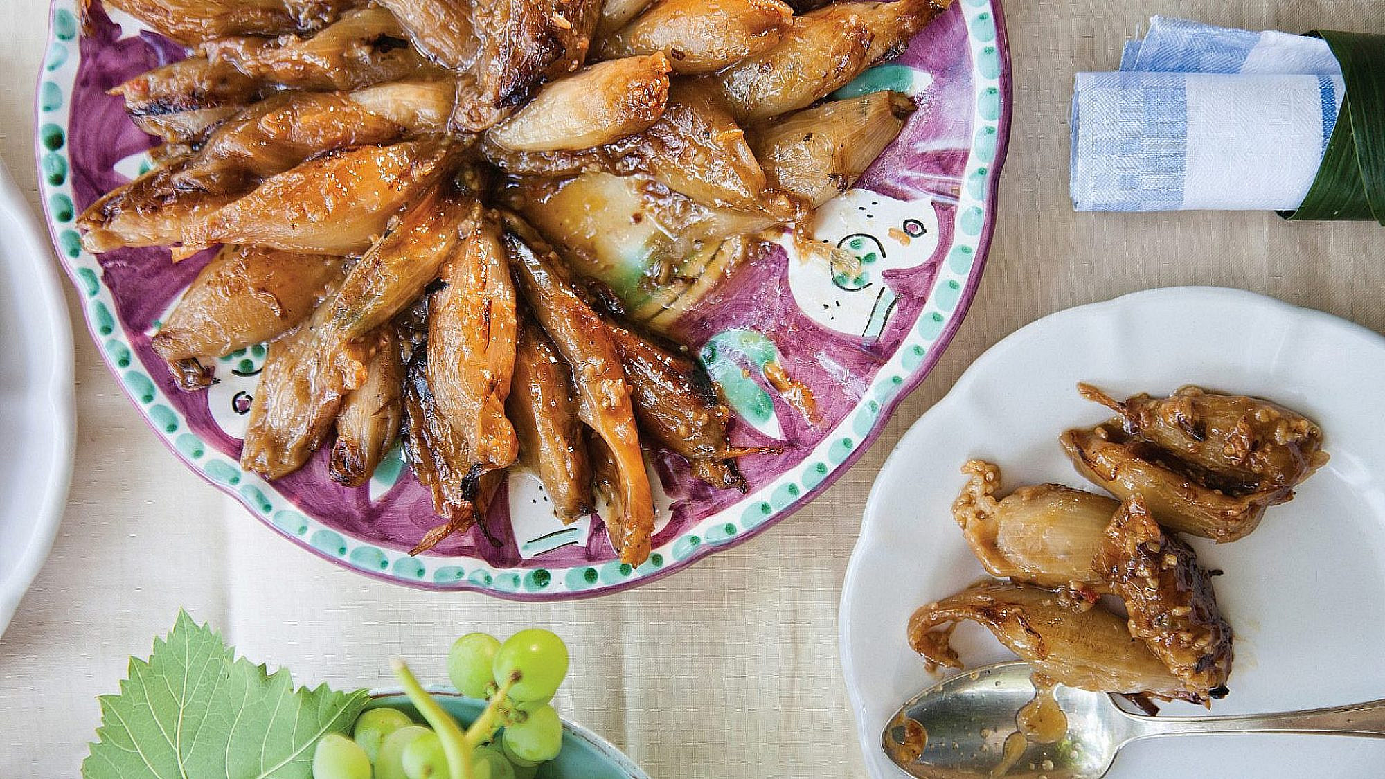 בצלים ממולאים ברוטב לימון וסילאן של רועי ענתבי | צילום: דניאל לילה, סטיילינג: עמית פרבר