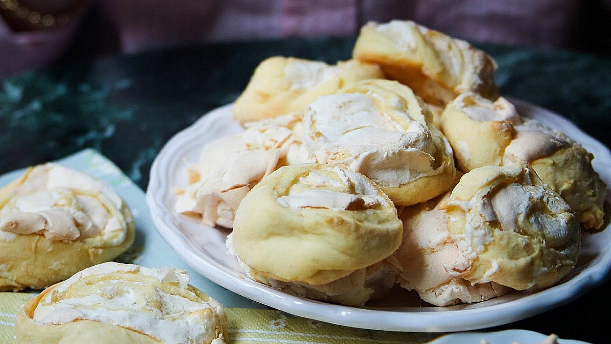 עוגיות שושנים של שף־קונדיטור שי גולן, מתוך "על החיים ועל האוכל" מאת עדי שילון | צילום: יוסף סוויד עוגיות שושנים של שף־קונדיטור שי גולן, מתוך "על החיים ועל האוכל" מאת עדי שילון | צילום: יוסף סוויד