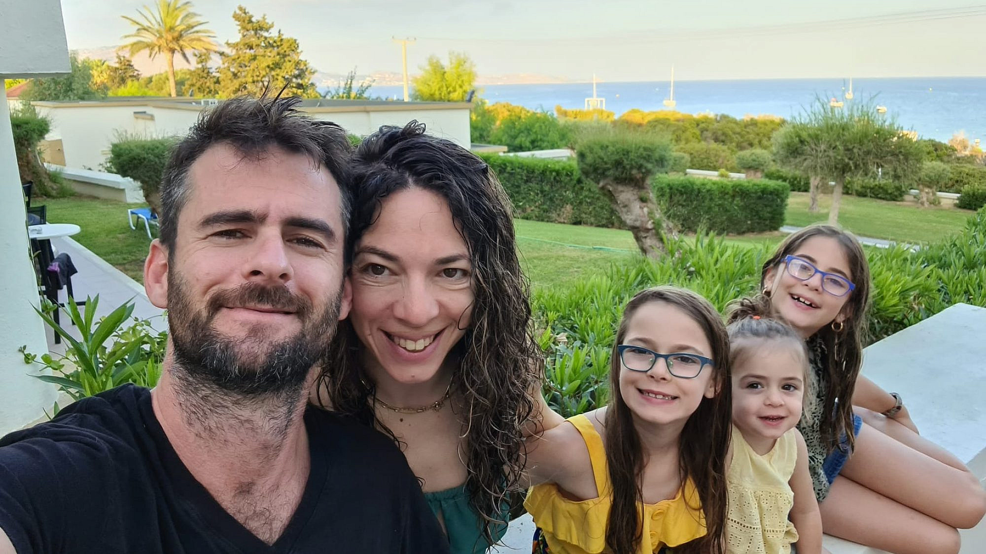 "היינו כל אחד שלם וביחד הייתה לנו סינרגיה משוגעת". ליאור ועדי שני עם שלוש בנותיהם | צילום: באדיבות המשפחה "היינו כל אחד שלם וביחד הייתה לנו סינרגיה משוגעת". ליאור ועדי שני עם שלוש בנותיהם | צילום: באדיבות המשפחה