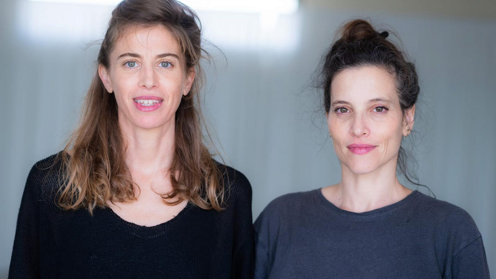 "הצורך שלנו, כנשים וכאימהות בעולם, להיות בתנועה ביחד". עילאיה שליט (משמאל) ורננה רז, סדנת "הנעות" | צילום: יאיר מיוחס "הצורך שלנו, כנשים וכאימהות בעולם, להיות בתנועה ביחד". עילאיה שליט (משמאל) ורננה רז, סדנת "הנעות" | צילום: יאיר מיוחס