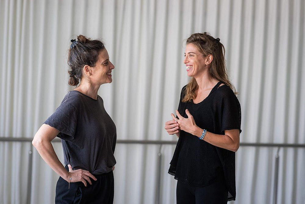 "להגיע מהעבודה או מהבית המבולגן ולהכניס את כל זה לסטודיו". עילאיה שליט ורננה רז, סדנת "הנעות" | צילום: יאיר מיוחס