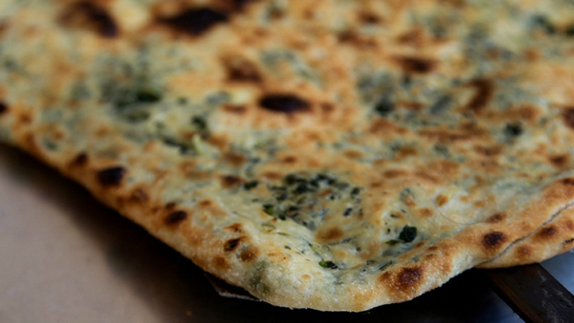 פיתות מרובעות ממולאת בזעתר | צילום: שרית גופן, סגנון: אינה גוטמן