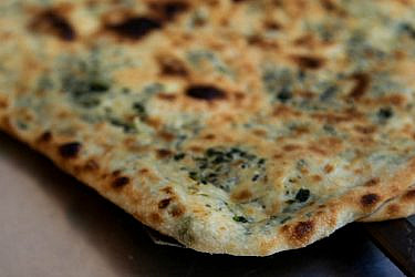 פיתות מרובעות ממולאת בזעתר | צילום: שרית גופן, סגנון: אינה גוטמן