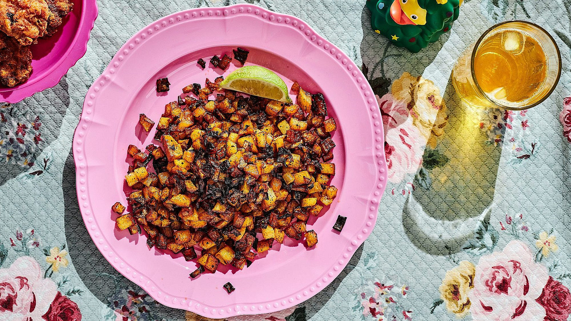 הום פרייז של רותם ליברזון | צילום: אמיר מנחם, כלים ואביזרים Sofi סופי, שוק הפשפשים, יפו