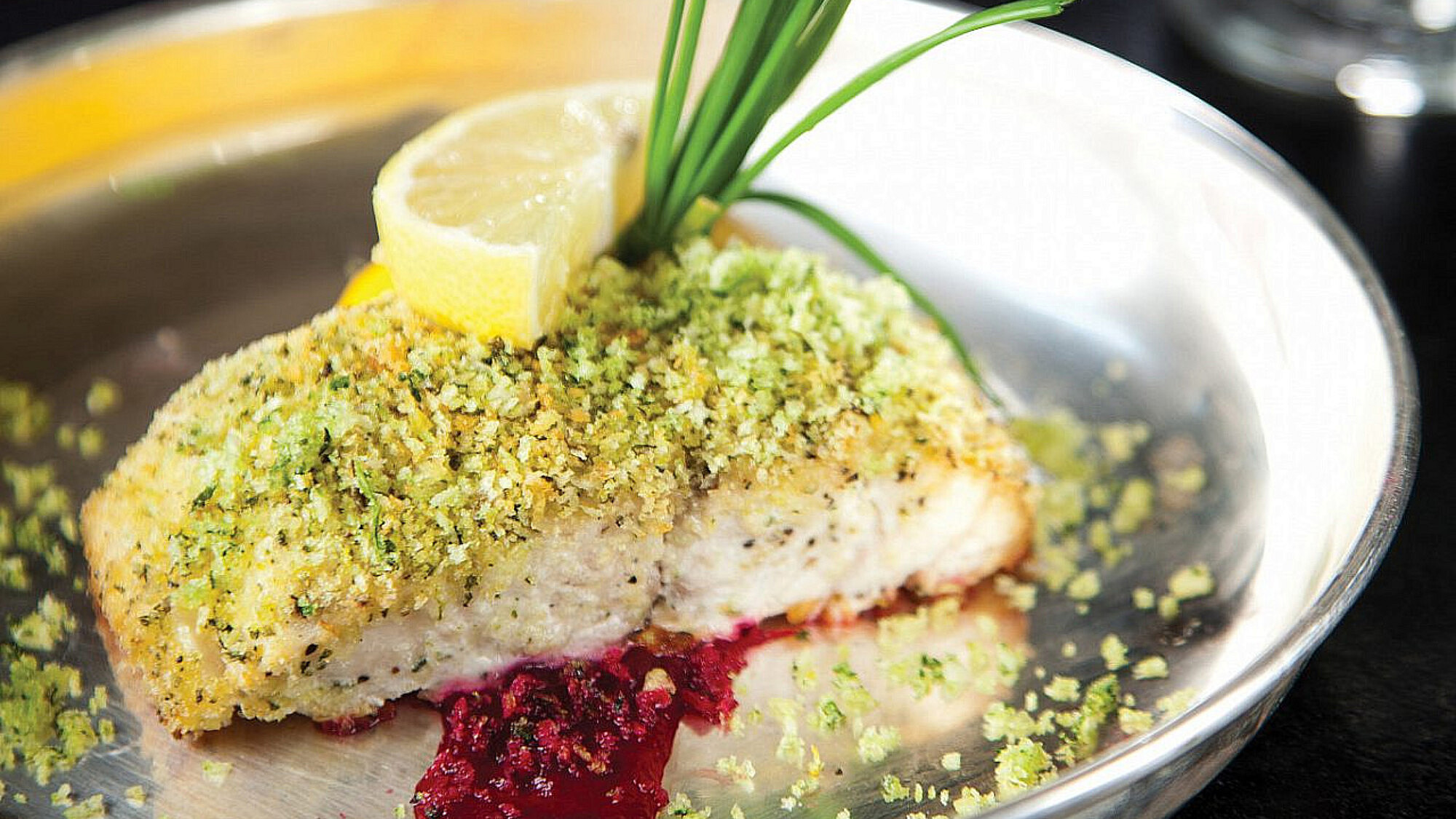 פילה מוסר ים בקראסט עשבי תיבול ורוטב סלק של קייטרינג Cuisine | צילום: דניאל לילה, סטיילינג: אורי שביט