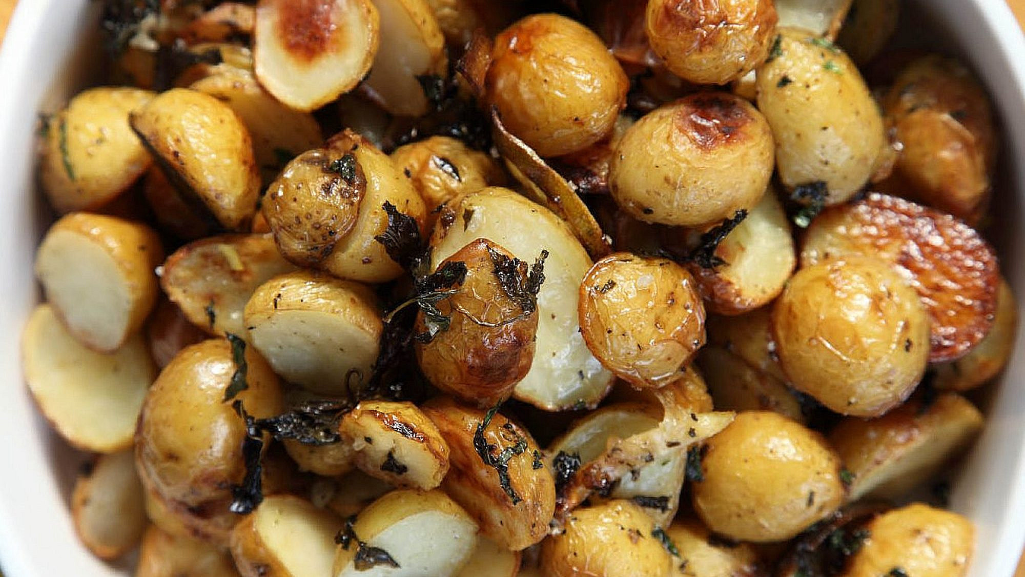 תפוחי אדמה צלויים עם נענע ולימון של אורלי פלאי-ברונשטיין | צילום: דנייה ויינר, סגנון: אוריה גבע תפוחי אדמה צלויים עם נענע ולימון של אורלי פלאי-ברונשטיין | צילום: דנייה ויינר, סגנון: אוריה גבע