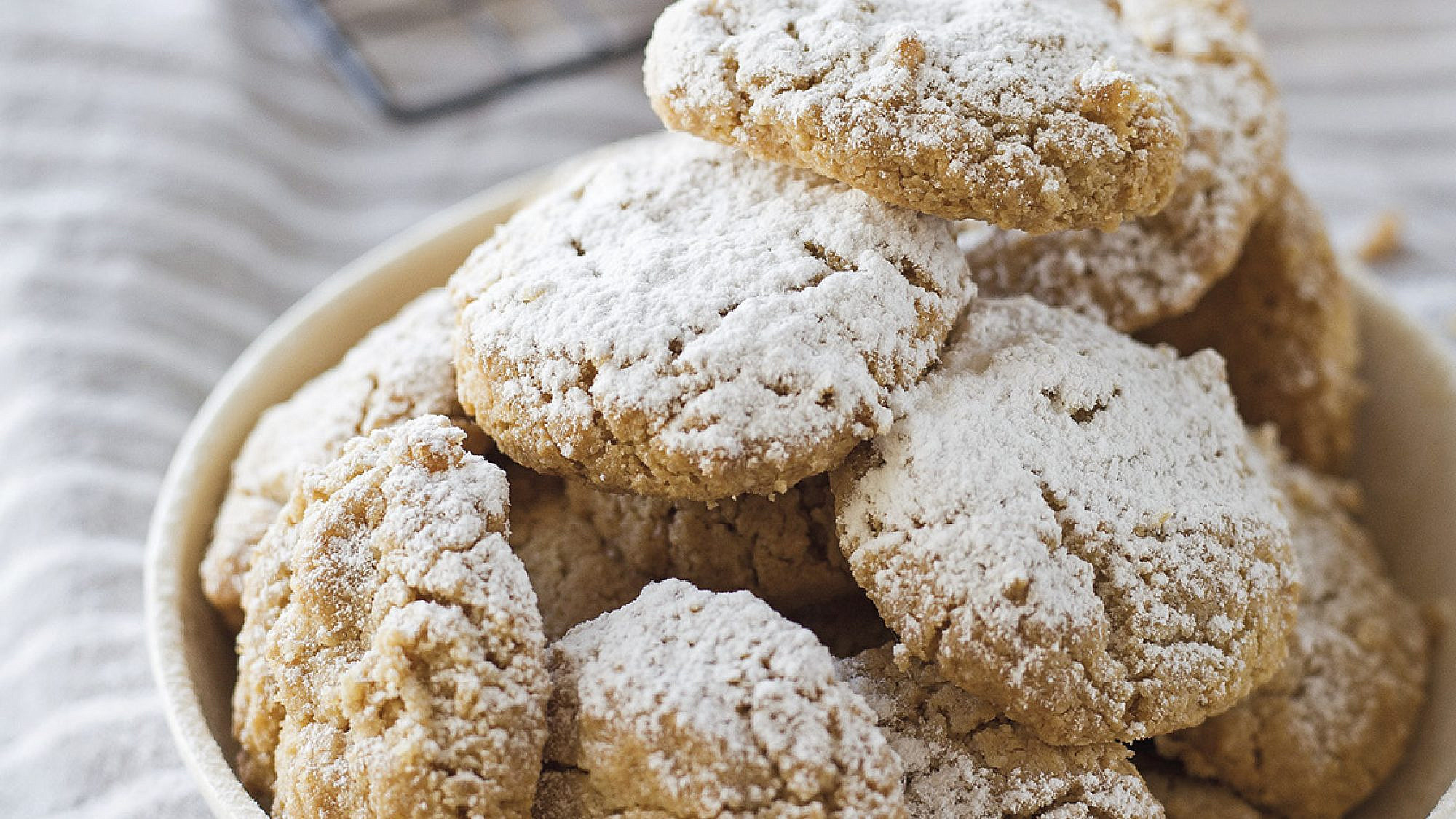 עוגיות טחינה מקמח כוסמין מלא עם שקדים של קרן אגם | צילום: קרן אגם עוגיות טחינה מקמח כוסמין מלא עם שקדים של קרן אגם | צילום: קרן אגם