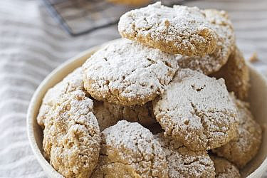 עוגיות טחינה מקמח כוסמין מלא עם שקדים של קרן אגם | צילום: קרן אגם