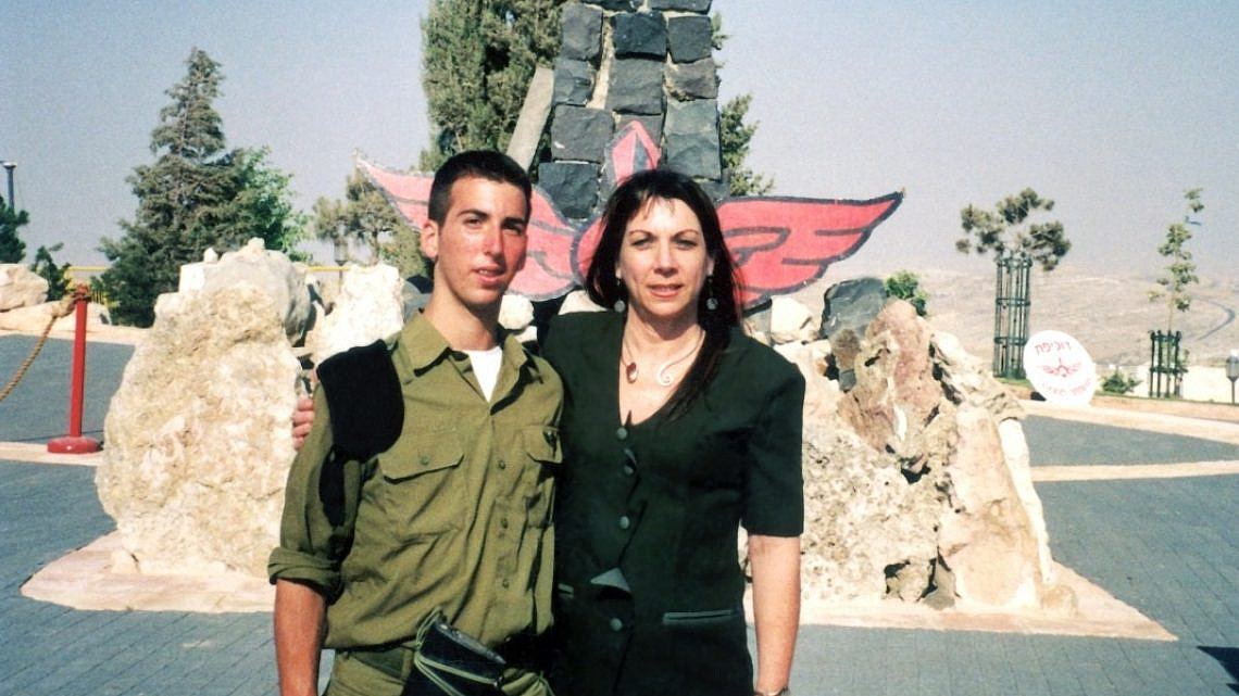 "תשומת לב של אכפתיות זה להיות לשכולים אל-בד על היגון". אורה לפר מינץ ובנה סמ״ר רז מינץ ז״ל | צילום: באדיבות המשפחה "תשומת לב של אכפתיות זה להיות לשכולים אל-בד על היגון". אורה לפר מינץ ובנה סמ״ר רז מינץ ז״ל | צילום: באדיבות המשפחה