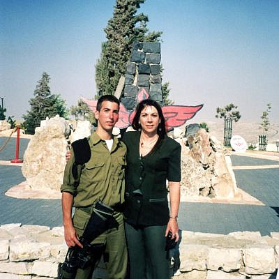 "תשומת לב של אכפתיות זה להיות לשכולים אל-בד על היגון". אורה לפר מינץ ובנה סמ״ר רז מינץ ז״ל | צילום: באדיבות המשפחה